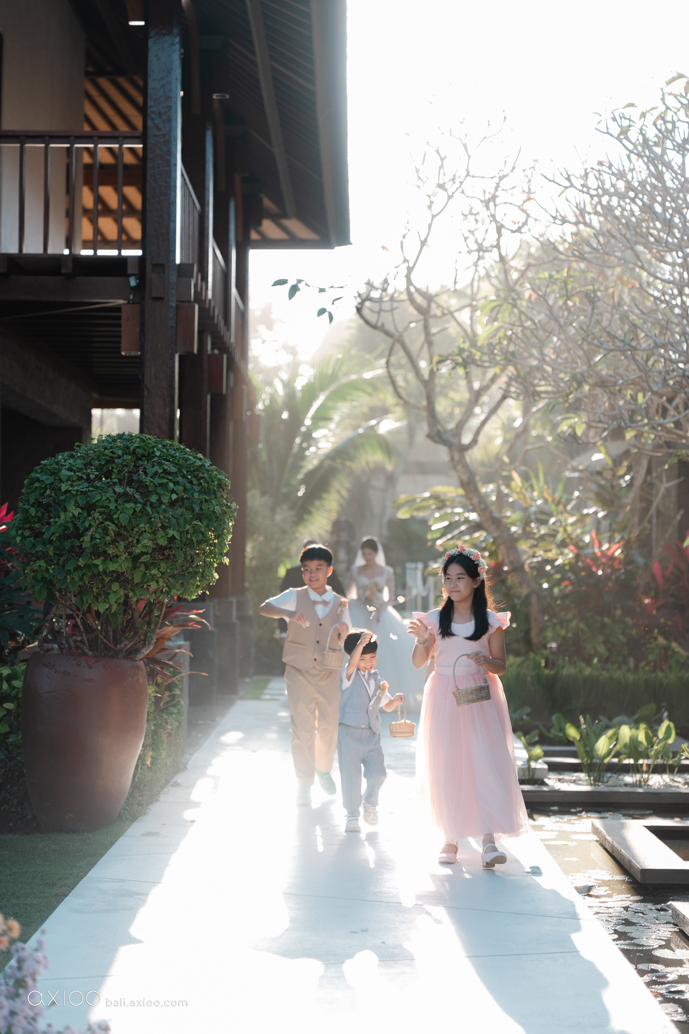 Axioo: Little Scene Stealers